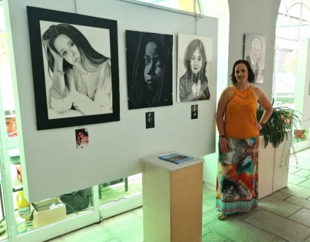 Irene Orihuela junto a alguna de sus obras