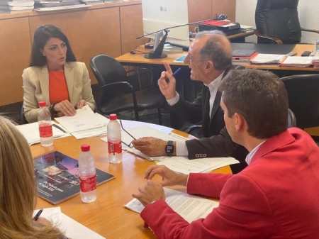 Reunión de Macarena Olona con el gerente del Palacio de Exposiciones y Congresos granadino, Francisco Barranco (VOX) 