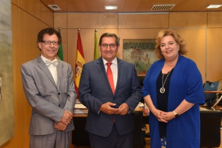 José Entrena y Fátima Gómez junto a reynaldo Fernández Manzano (O. PATILLA / DIPGRA)