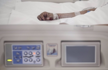 Mano de un enfermo con vía subcutánea en una cama (EDUARDO PARRA / EUROPA PRESS)
