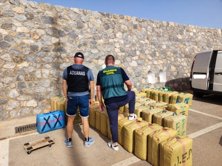 Agentes de la Guardia civil con el hachís incautado (GUARDIA CIVIL)