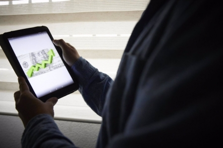 Un hombre sujeta una tablet con un gráfico (JESÚS HELLÍN / EUROPA PRESS) Un hombre sujeta una tablet con un gráfico (JESÚS HELLÍN / EUROPA PRESS)