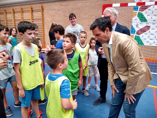 El alcalde de Granada, Francisco Cuenca, junto a varios niños en una imagen de archivo. (AYUNTAMIENTO DE GRANADA)