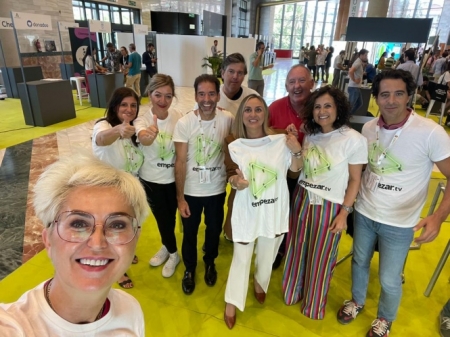 La consejera de Fomento con el equipo Emprende (ANDALUCÍA EMPRENDE) La consejera de Fomento con el equipo Emprende (ANDALUCÍA EMPRENDE)