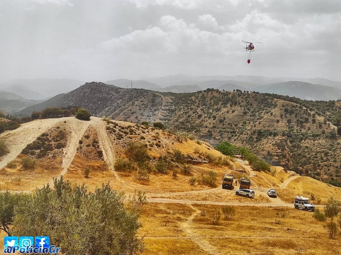 	El infoca trabaja en un incendio en el Cerro de San Miguel (TWITTER POLICÍA LOCAL DE GRANADA