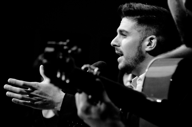 Iván Centenillo durante su actuación en Huétor Vega (LA OFICINA DE LOS DESEOS)