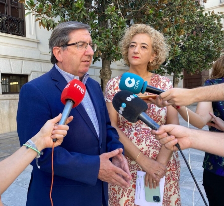 Luis González y Rosa Fuentes en rueda de prensa (PP) 