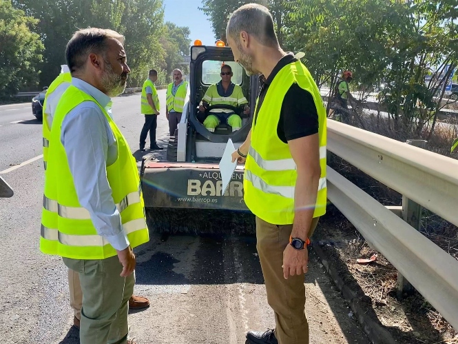 Trabajos de desbroce en la Avenida de Andalucía (AYUNTAMIENTO) 