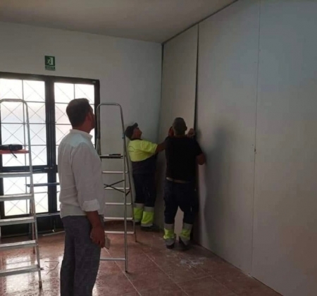 El l concejal de Obras y Servicios de Vegas del Genil, Antonio José Carmona, visita las obras en los colegios (AYTO. VEGAS DEL GENIL) 