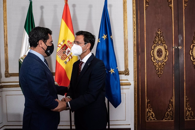 El presidente de la Junta de Andalucía, Juanma Moreno (i), se reúne con el alcalde de Granada, Francisco Cuenca (EUROPA PRESS) 