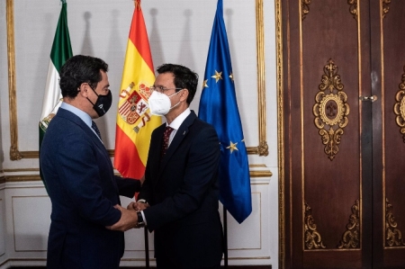 El presidente de la Junta de Andalucía, Juanma Moreno (i), se reúne con el alcalde de Granada, Francisco Cuenca (EUROPA PRESS) 