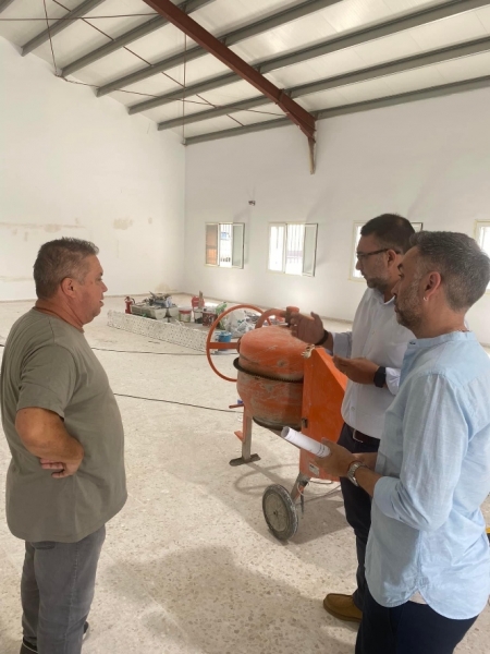 El alcalde y el concejal visitan la nueva sala multifuncional del colegio de Purchil (AYTO. VEGAS DEL GENIL) 