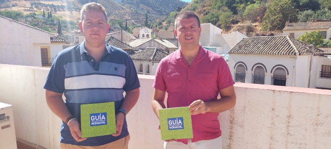 el concejal y el alcalde presentan la primera Guía de Asociaciones de Monachil (AYTO. MONACHIL)