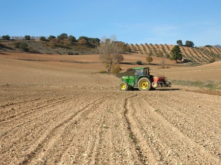 Imagen de un tractor realizando tareas agrícolas (ASAJA) Imagen de un tractor realizando tareas agrícolas (ASAJA)
