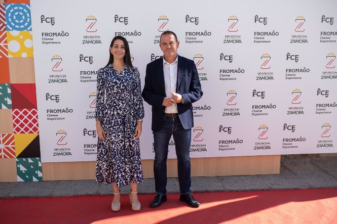 La presidenta de Ciudadanos, Inés Arrimadas y el presidente de la Diputación de Zamora, Francisco José Requejo (EMILIO FRAILE / EUROPA PRESS) 