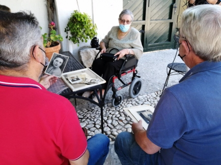 Consuelo Benavides, la nieta de Frasquita Alba, con imágenes familiares (AYUNTAMIENTO)