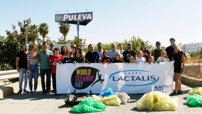 Trabajadores que han recogido la basura (LACTALIS) 