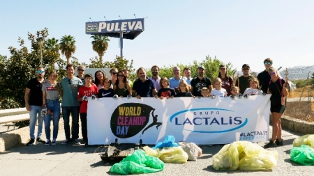 Trabajadores que han recogido la basura (LACTALIS) 