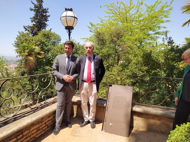Imagen de archivo de la recepción a Luis Alberto de Cuenca en el Carmen de los Mártires, con motivo de la entrega del XVIII Premio Federico García Lorca (AYUNTAMIENTO) 