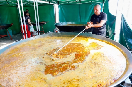 Paella solidaria organizada por el Ayuntamiento de Huétor Tájar.(AYTO. HUÉTOR TAJAR)