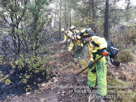 Bomberos trabajando en el incendio de Huéscar (INFOCA)