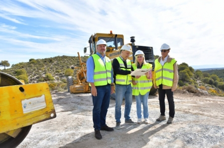 Imagen de archivo de una visita de la Junta a La Peza (JUNTA)