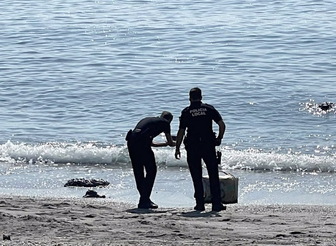 La Policía Local de Almuñécar retira un fardo de 38 kilos de hachís en la playa Marina del Este (AYUNTAMIENTO DE ALMUÑÉCAR)