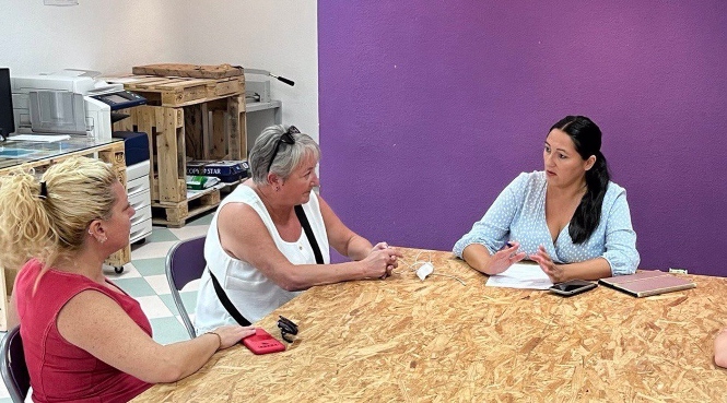 Reunión de la parlamentaria de Por Andalucía, Alejandra Durán, a la derecha en la imagen, en el PEF (POR ANDALUCÍA) 