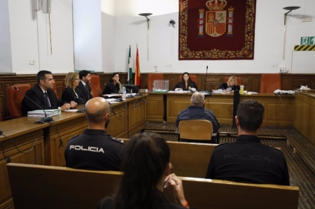 Detalle de la sala donde se está celebrando el juicio popular al acusado de degollar a su mujer en Caniles en la Audiencia Provincial de Granada (ÁLEX CÁMARA - EUROPA PRESS) 