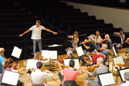 Ensayo de Lucas Macías con la Orquesta Ciudad de Granada (OCG) 