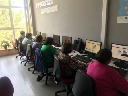 uno de los talleres organizados en el Centro Guadalinfo de Montefrío (AYTO. MONTEFRIO)