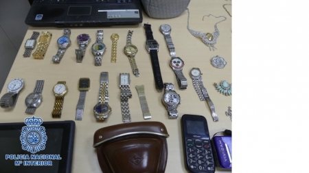 Efectos intervenidos a la presunta autora (POLICÍA NACIONAL)