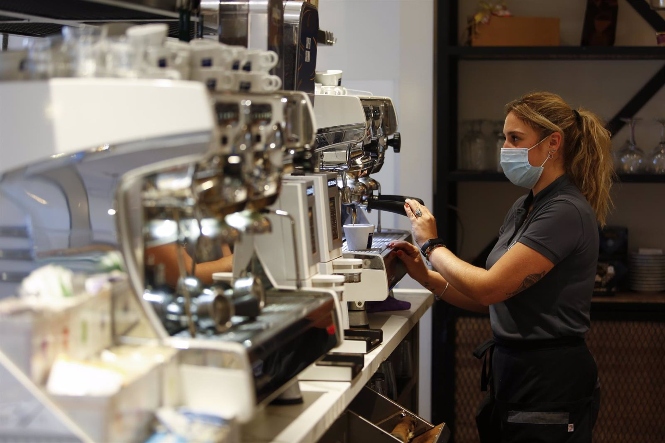 Una camarera sirviendo café en un bar (ÁLEX CÁMARA - EUROPA PRESS) 