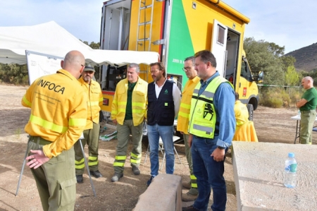 El delegado de la Junta visita el Puesto de Mando de Iznalloz y destaca el trabajo del Infoca (JUNTA DE ANDALUCÍA)