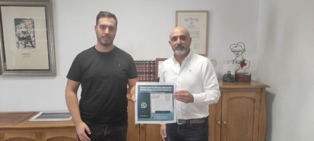 El concejal de  Participación Ciudadana y Transparencia y el alcalde de Fuente Vaqueros presentan el nuevo canal de comunicación (AYTO. FUENTE VAQUEROS)