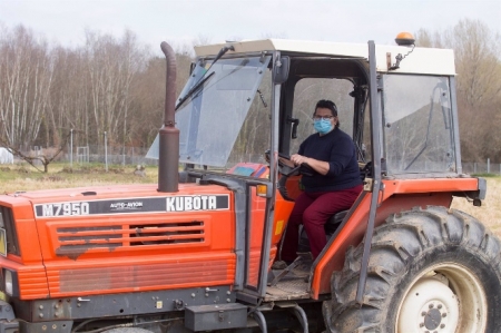 Una mujer, Lola Martínez ara con marcarilla en su tractor para plantar patatas en su finca (CARLOS CASTRO - EUROPA PRESS) Una mujer, Lola Martínez ara con marcarilla en su tractor para plantar patatas en su finca (CARLOS CASTRO - EUROPA PRESS)