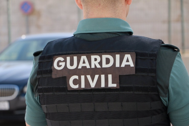 Agente de la Guardia Civil de espaldas (GUARDIA CIVIL)