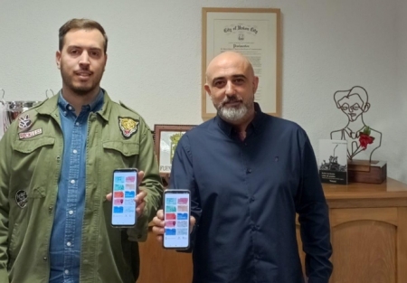 El concejal de Participación Ciudadana y el alcalde de Fuente Vaqueros presentan la nueva `app` de Fuvi, el duende de Lorca (AYTO. FUENTE VAQUEROS) 