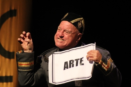 Leo Bassi durante su actuación (TEATRO HUMOR SANTA FE) 