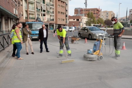 Actuaciones en una rotonda (JAVIER ALGARRA / AYUNTAMIENTO)