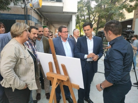 El alcalde de Granada, Francisco Cuenca, segundo por la derecha, en una visita a la barriada de La Paz con el presidente de la Diputación, José Entrena, a su izquierda (EUROPA PRESS)