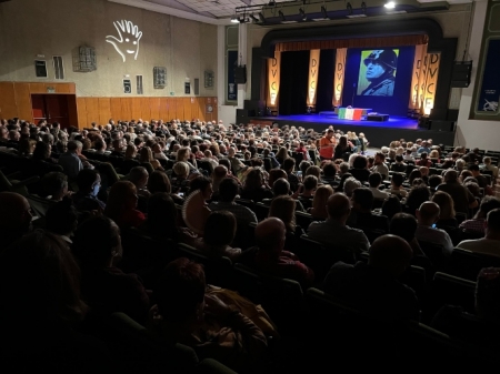 Gran afluencia de publico en la actuación de Leo Bassi (TEATRO HUMOR SANTA FE)