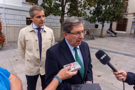 Luis González atiende a los medios (PP) Luis González atiende a los medios (PP)