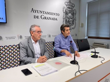 El portavoz del grupo municipal de Unidas Podemos e Independientes en el Ayuntamiento de Granada, Antonio Cambril, junto al letrado Salvador Soler (UNIDAS PODEMOS E INDEPENDIENTES) 