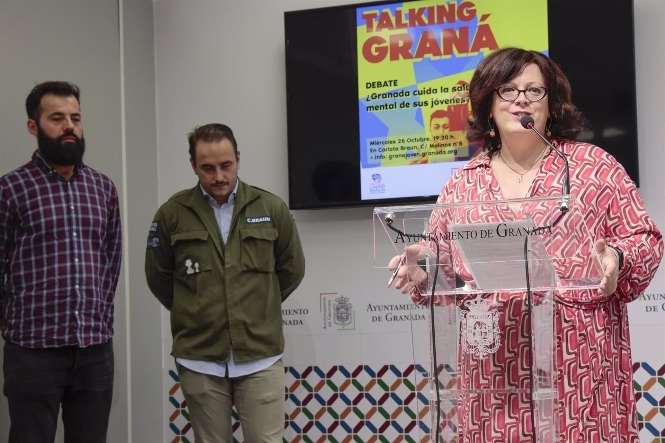 Sandra Rodríguez atiende a los medios en presencia de dos de los promotores de los nuevos espacios para jóvenes de Granada (AYUNTAMIENTO) 