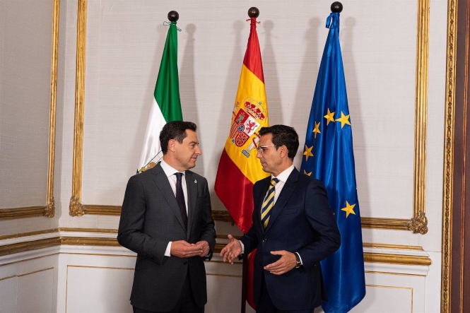 El presidente de la Junta de Andalucía Juanma Moreno (i) y el alcalde de Granada Francisco Cuenca (d) saludándose a la llegada para la reunión que tendrán lugar hoy en el Palacio de San Telmo (FRANCISCO J. OLMO)
