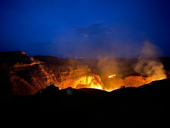 Fuego en Gorafe durante la noche (INFOCA) 