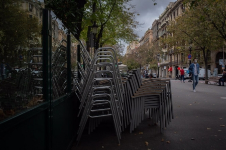 Sillas recogidas de una terraza de un bar cerrado (DAVID ZORRAKINO - EUROPA PRESS)