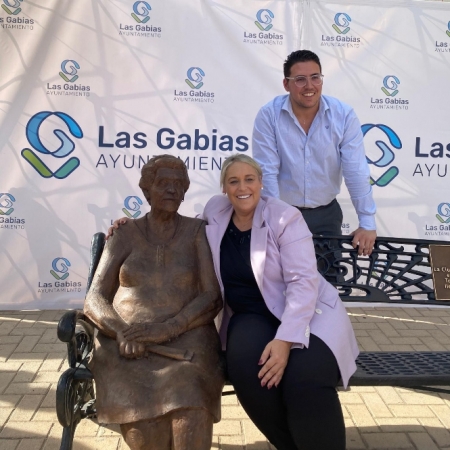 María Merinda Sádaba, alcaldesa de Las Gabias y Mariano Delgado, concejal de Mayores muestran la escultura en homenaje a las personas de la tercera edad gabirras (AYTO. LAS GABIAS) 