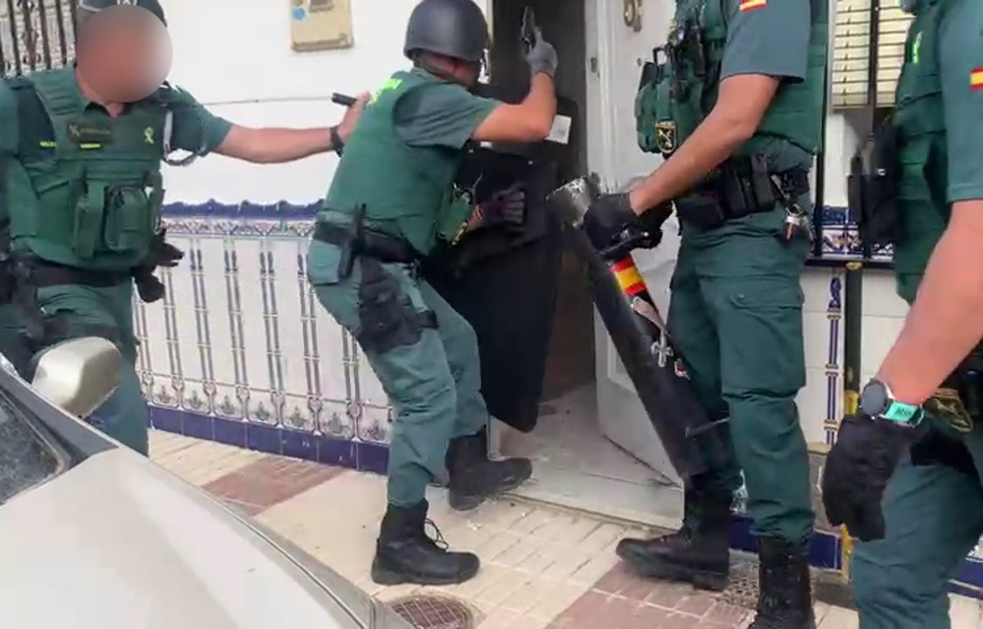 Agentes de la Guardia Civil entrando a una vivienda (GUARDIA CIVIL)